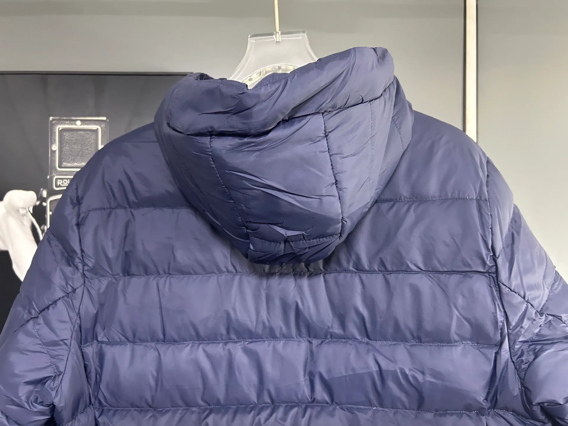 P660 CANADA GOOSE Canada Goose Crofton solid color hooded zipper outdoor warm rib down jacket 90 down filling 750 fill power Tajima embroidery white duck down short lightweight hooded down jacket jacket small zipper pocket on the chest side for storing things The Thorium AR hooded model is versatile, durable and warm. It can be used as a mid-layer in winter and winter, or worn alone. It can also be easily worn with hard-shell clothing in cold environments.     The fabric has been improved with AratoTM30 nylon fabric with fine texture, which is super warm and very wear-resistant. It is also treated with DWR, which can effectively prevent water and moisture.     DownCompositeMapping zone filling technology can reasonably allocate down insulation and synthetic insulation areas. The simple design of StormHoodM is made of synthetic insulation materials. Zippered hand pockets, inner zipper pockets. Combination of technology and technology. Lightweight and warm. Three-dimensional tailoring. Hooded design. Complete three-label accessories. What you see is what you get. Same style for men and women. Color: Navy Blue Size: M-3XL